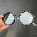 lunettes de soleil artisanales sur fond graphique moderne, présentation des coloris disponibles