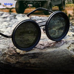 lunettes de soleil rondes posées sur un rocher en extérieur, style aventure robuste