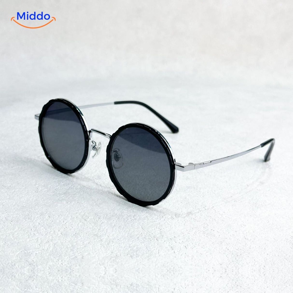 lunettes de soleil rondes avec cadre noir, vue de profil, branches ajustables confortables
