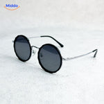 lunettes de soleil rondes avec cadre noir, vue de profil, branches ajustables confortables