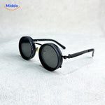 lunettes de soleil rondes en métal noir, vue en angle, construction artisanale soignée