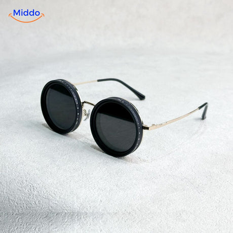 lunettes de soleil rondes avec monture dorée et verres noirs, finition artisanale élégante
