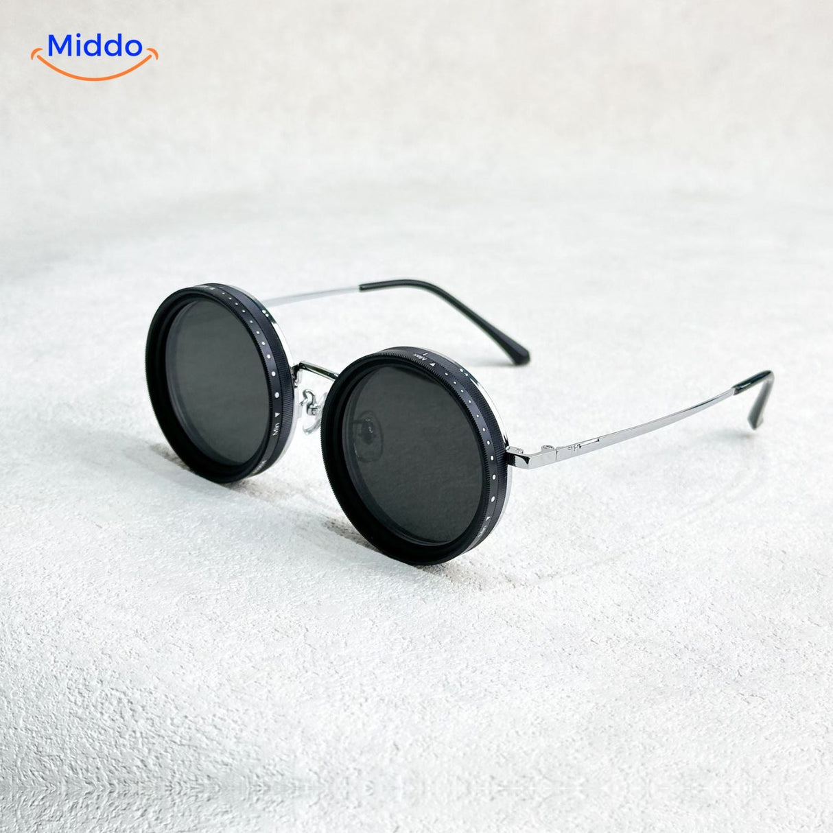 lunettes de soleil rondes artisanales à monture noire en métal, verres teintés protection UV