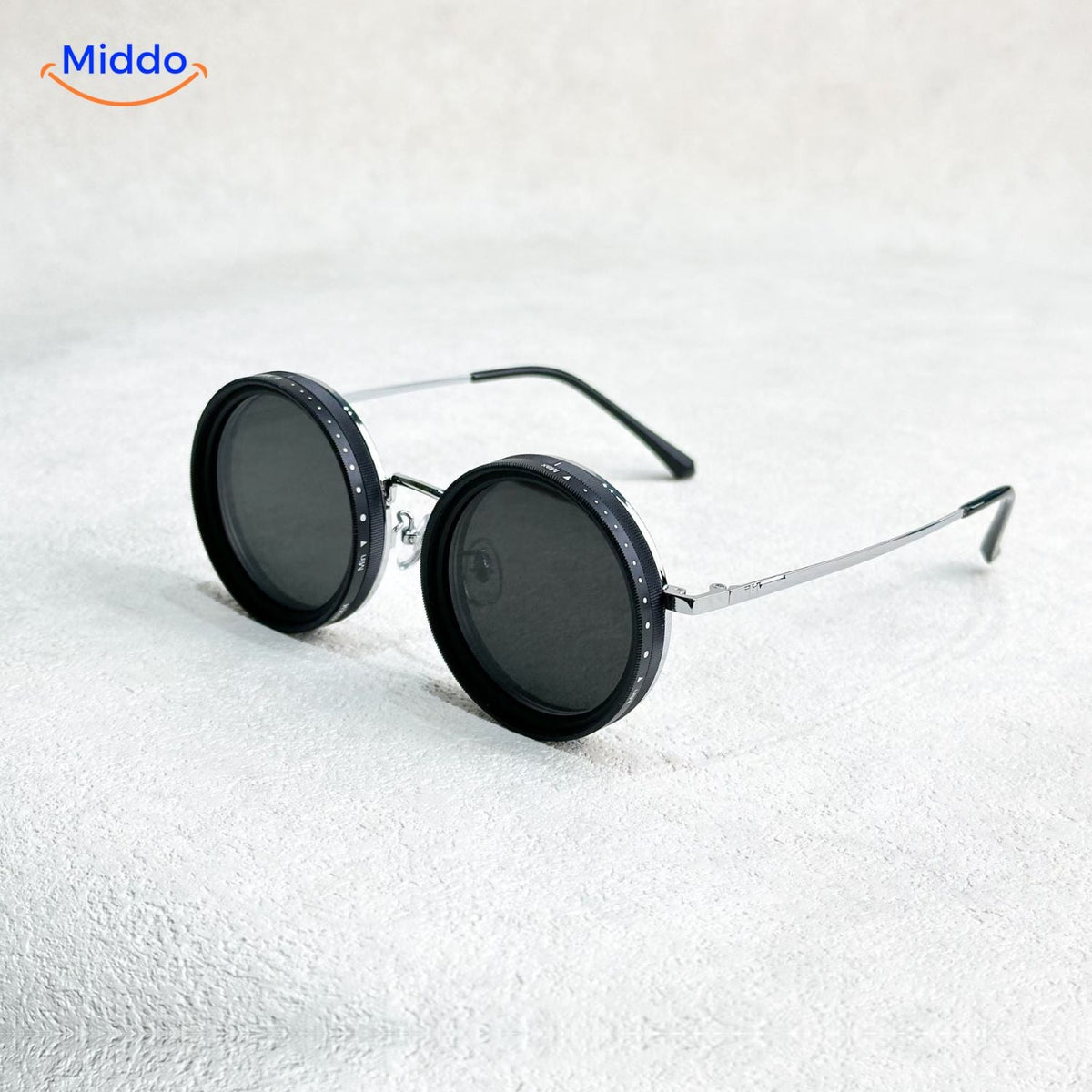 lunettes de soleil rondes artisanales à monture noire en métal, verres teintés protection UV