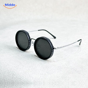 lunettes de soleil rondes artisanales à monture noire en métal, verres teintés protection UV
