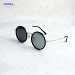 lunettes de soleil rondes à monture dorée, reflets chauds, style rétro chic