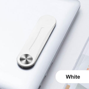 clip magnétique blanc fixé sur un ordinateur portable comme support pour smartphone