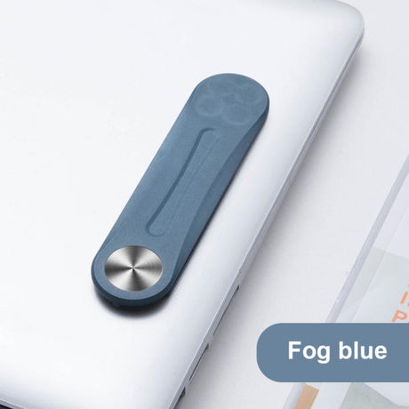 clip magnétique couleur bleu brume installé sur un ordinateur portable en tant que porte-téléphone