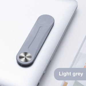 clip magnétique gris clair fixé sur un ordinateur portable pour support téléphone multitâche