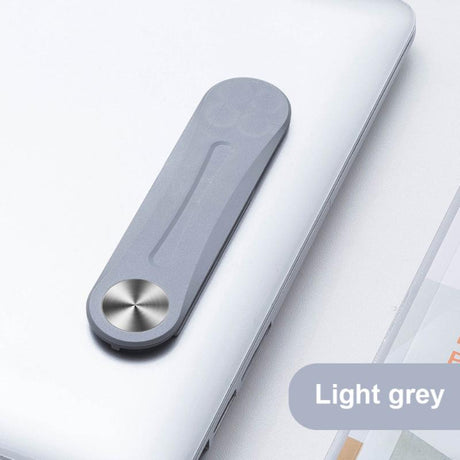 clip magnétique gris clair fixé sur un ordinateur portable pour support téléphone multitâche
