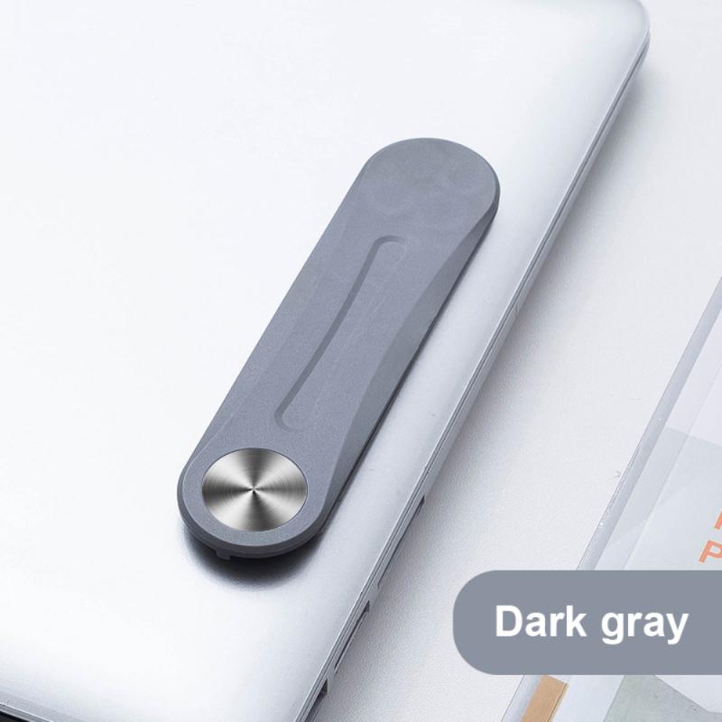 clip magnétique gris replié sur un ordinateur portable, vue de côté