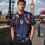 maillot supporter coupe du monde 2026 angleterre coloris bleu foncé porté par un homme