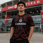 maillot supporter coupe du monde 2026 canada coloris noir et rouge porté par un homme