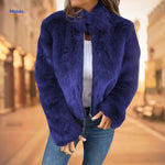 manteau fausse fourrure bleu pour femme avec top blanc et jean, style chic