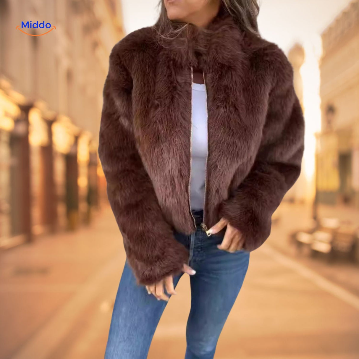 manteau fausse fourrure marron pour femme, look élégant avec top blanc et jean