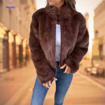 manteau fausse fourrure marron pour femme, look élégant avec top blanc et jean