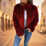 manteau fausse fourrure rouge pour femme, style tendance avec top blanc et jean