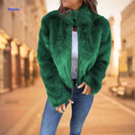 manteau fausse fourrure vert pour femme porté avec un top blanc et un jean