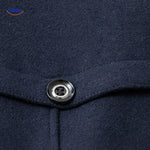 manteau en laine bleu marine, gros plan sur les boutons élégants
