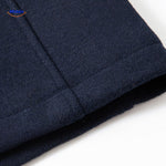 manteau en laine bleu marine, texture et qualité du tissu en détail