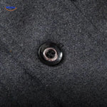 manteau en laine gris, détail des boutons et boutonnière
