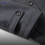 manteau en laine gris, gros plan sur la manche et la couture
