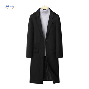 manteau laine noir long porté avec un col roulé, silhouette masculine chic et moderne