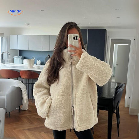 manteau en laine teddy blanc, vue d'ensemble du vêtement en situation