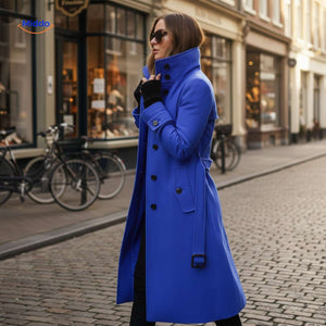 manteau long bleu porté avec des lunettes de soleil, look chic et moderne