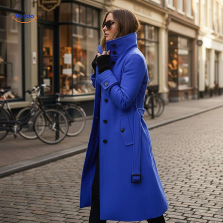manteau long bleu porté avec des lunettes de soleil, look chic et moderne