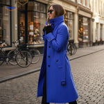manteau long bleu porté avec des lunettes de soleil, look chic et moderne