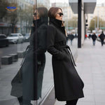manteau noir avec ceinture et boutons, fermeture boutonnée pour un style épuré