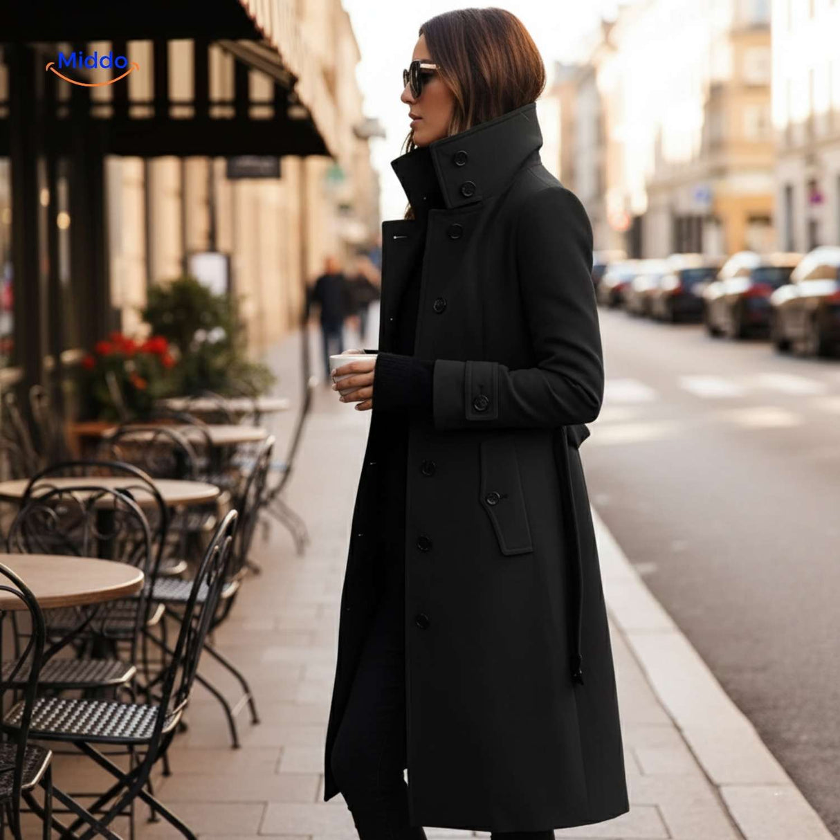 manteau noir élégant avec col montant, coupe féminine structurée et raffinée