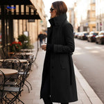 manteau noir élégant avec col montant, coupe féminine structurée et raffinée