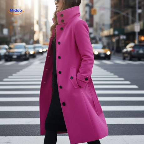 manteau rose élégant à coupe longue porté dans la rue, look féminin et chic