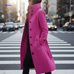 manteau rose élégant à coupe longue porté dans la rue, look féminin et chic
