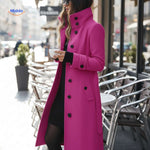 manteau long rose porté par une femme près d'un café, style décontracté chic