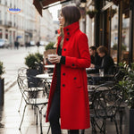 manteau rouge avec col montant et boutons noirs, détail chic et raffiné