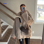 gros plan sur la fermeture éclair du manteau teddy beige, finition soignée