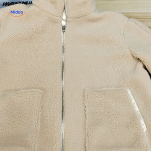 manteau teddy beige sur fond blanc, présentation épurée de la coupe et du coloris