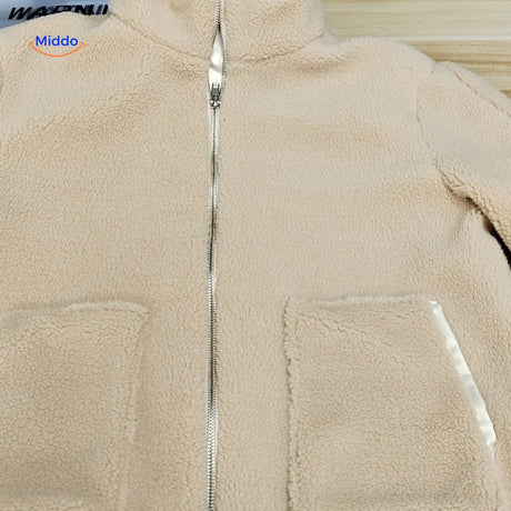manteau teddy beige sur fond blanc, présentation épurée de la coupe et du coloris