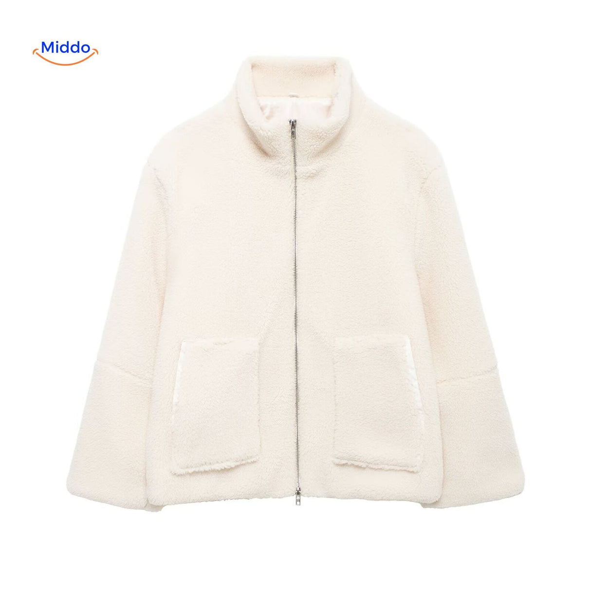 manteau en laine teddy beige photographié en pleine lumière naturelle