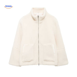 manteau en laine teddy beige photographié en pleine lumière naturelle