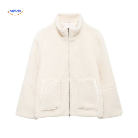 manteau en laine teddy beige photographié en pleine lumière naturelle