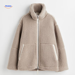 gros plan sur la texture laine teddy beige, matière douce et ultra moelleuse
