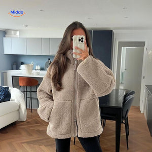 manteau teddy beige vue entière, coupe confortable et silhouette élégante