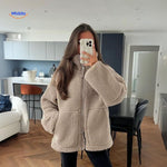manteau teddy beige vue entière, coupe confortable et silhouette élégante
