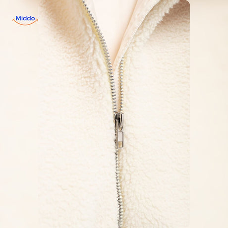 manteau en laine teddy blanc porté dans un ascenseur, look urbain et confortable