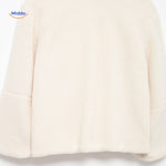 détail de la poche du manteau en laine teddy blanc, pratique et bien intégrée