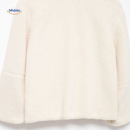 détail de la poche du manteau en laine teddy blanc, pratique et bien intégrée